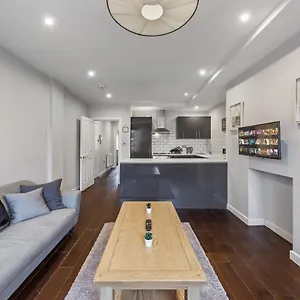 Apartment Majestic 4 At Reganway Rw4, London