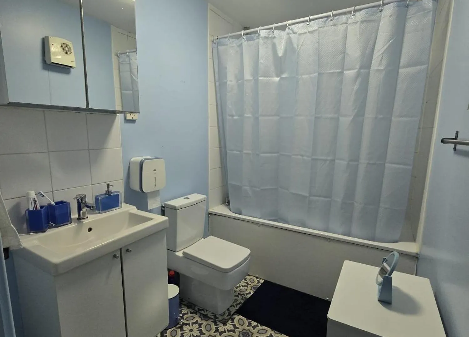 Modern 2-Bedroom London Bridge Apartment